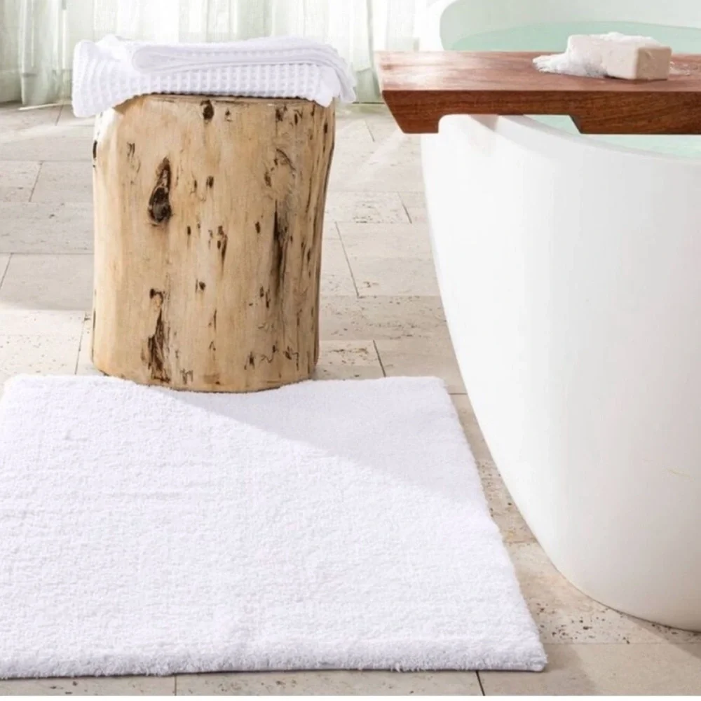 CASALUNA NWT plush bath rug -white -21x34